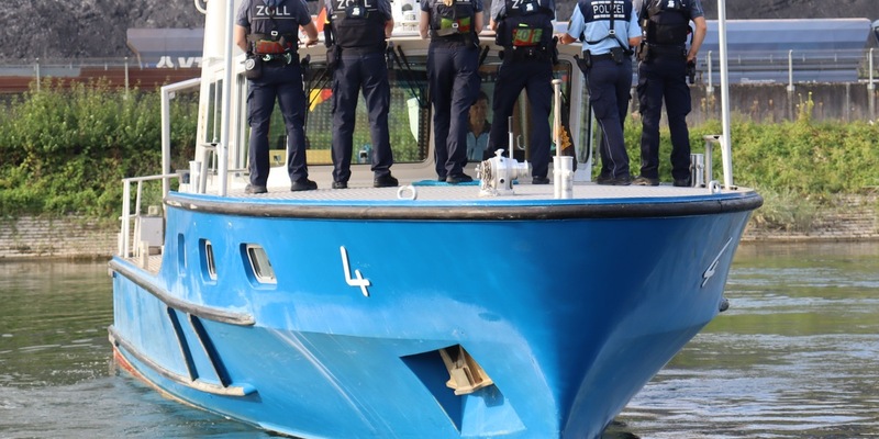 HZA-KA: Binnenschifffahrt auf dem Rhein / Gemeinsame Kontrolle von Zoll und Wasserschutzpolizei - Foto: presseportal.de
