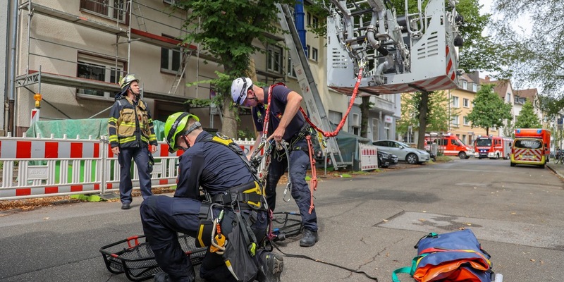 FW-E: Feuerwehreinsatz auf Baustelle: Verletzter Arbeiter sicher vom Dach gerettet - Foto: presseportal.de