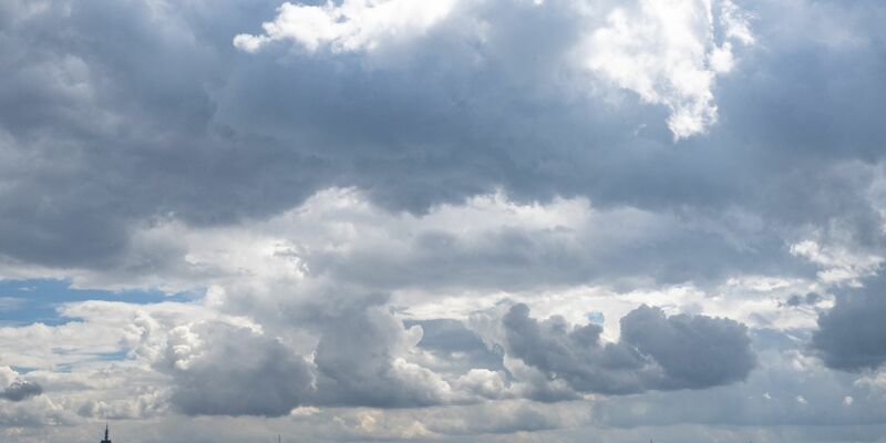 Die nächsten Tage werden warm, allerdings bleibt auch das Unwetterrisiko hoch (Archivbild).  - Foto: Boris Roessler/dpa