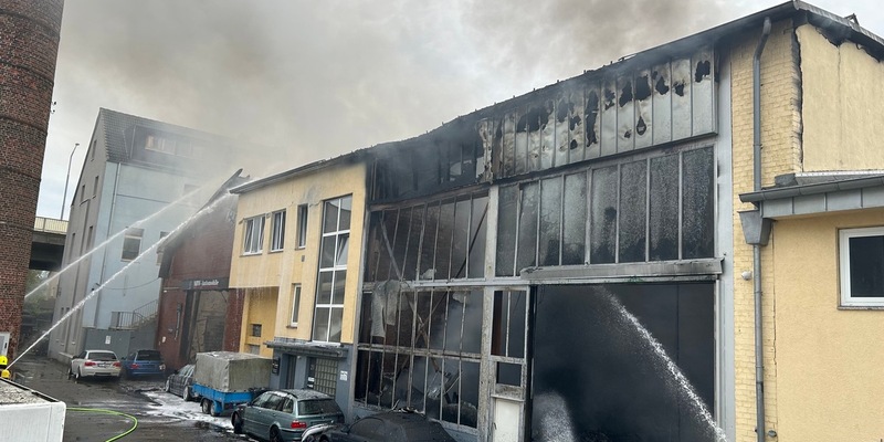 FW Ratingen: Großbrand in Ratinger Gewerbegebiet - Folgemeldung - Foto: presseportal.de