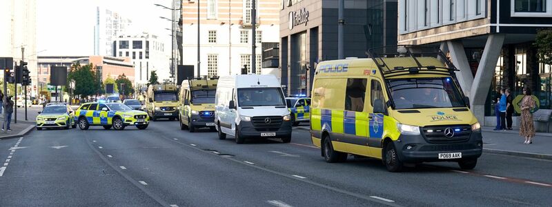 Der Gefangenentransporter wurde von mehreren Polizeifahrzeugen begleitet. - Foto: Danny Lawson/PA/AP/dpa