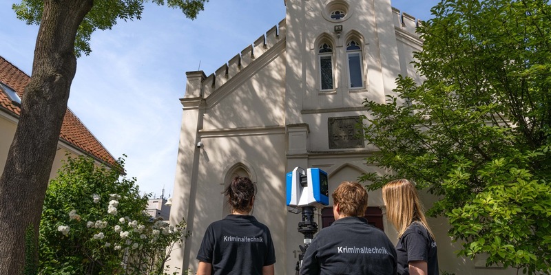 POL-OL: Nach Brandanschlag auf Oldenburger Synagoge - Größenbestimmung des Täters durch Spezialisten des LKA - Foto: presseportal.de