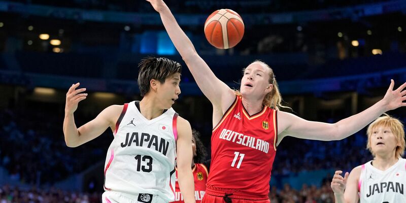 Brittney Griner kennt das Gefühl russischer Gefangenschaft - über die Freilassung vieler ihrer Landsleute hat sie sich nach dem Sieg gegen Belgien sehr gefreut. - Foto: Michael Conroy/AP/dpa