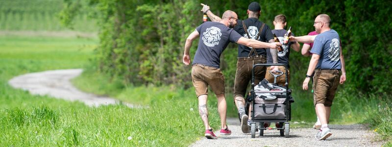 Junge Menschen trinken mehr Bier als alte. Daher schlägt auch die Alterung der Gesellschaft auf den Bierkonsum. - Foto: Stefan Puchner/dpa