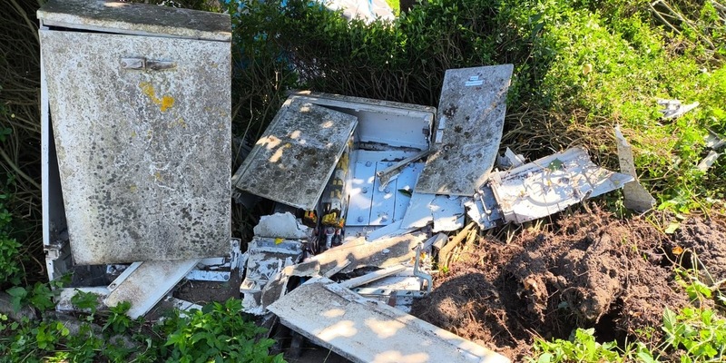 POL-STD: LKW-Fahrer zerstört Stromverteilerkasten in Jork - Stromausfall in der Umgebung, 38-jähriger Mann beschädigt Streifenwagen und bedroht Polizeibeamte - Pfefferspray eingesetzt und Warnschuss abgegeben - Foto: presseportal.de