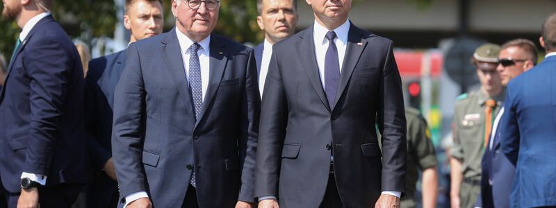 Die Präsidenten Frank-Walter Steinmeier und Andrzej Duda gedenken der Opfer des Warschauer Aufstands 1944. - Foto: Rafal Guz/PAP/dpa