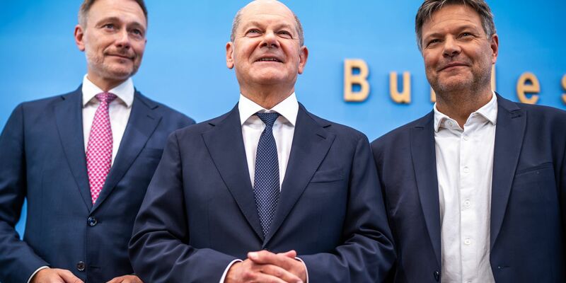 Nach durchverhandelter Nacht waren Kanzler Scholz, Vizekanzler Habeck und Finanzminister Lindner Anfang Juli erstmal erleichtert - jetzt müssen sie bangen, ob ihr Haushalt wirklich steht. (Archivbild) - Foto: Michael Kappeler/dpa