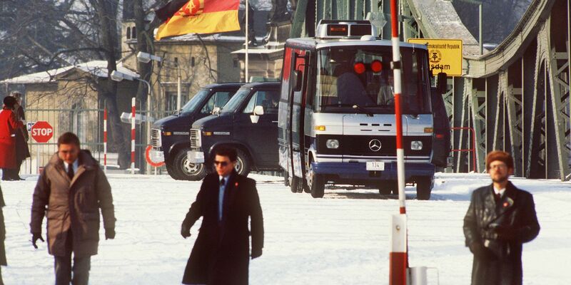 Hier fanden spektakuläre Gefangenenaustausche zwischen Ost und West statt: Die Glienicker Brücke (hier ein Archvilbild von 1986) verbindet West-Berlin mit dem damaligen DDR-Bezirk Potsdam. - Foto: picture alliance / dpa