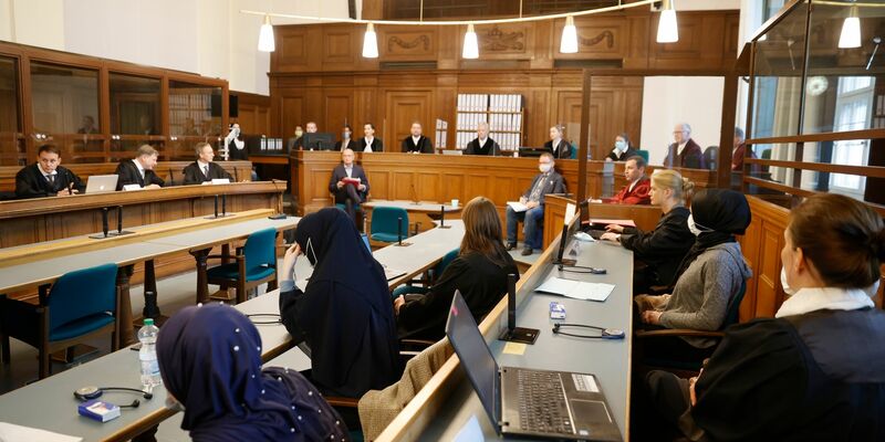 Der russische Angeklagte Wadim K. ließ sich während des Prozesses vor dem Berliner Kammergericht nicht fotografieren. Ein früheres Polizei-Foto zeigt einen Mann mit extrem kurzem Haar und einem Bart rund um den Mund. - Foto: Odd Andersen/AFP POOL/dpa