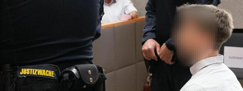 Die Geschworenen sahen es als nicht erwiesen an, dass der 39-Jährige sein geistig beeinträchtigtes Kind in einen Fluss gestoßen hat. - Foto: Expa/Johann Groder/APA/dpa