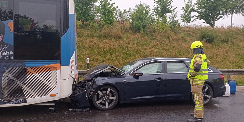 FW Gangelt: Zwei Verletzte bei Verkehrsunfall mit Bus - Foto: presseportal.de