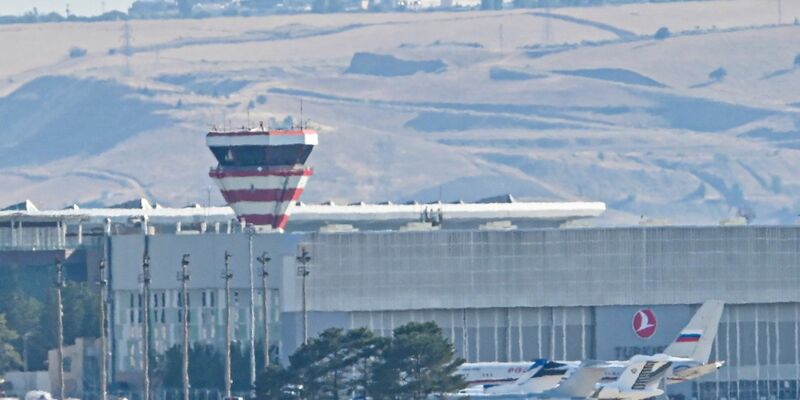 Am Flughafen Ankara landeten Flugzeuge, die vermutlich aus Russland kommende Gefangene transportierten.  - Foto: Uncredited/AP