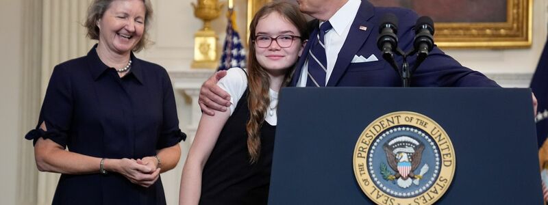 US-Präsident Joe Biden und Angehörige der freigelassenen US-Bürger zeigen sich erleichtert nach dem Gefangenenaustausch.  - Foto: Evan Vucci/AP