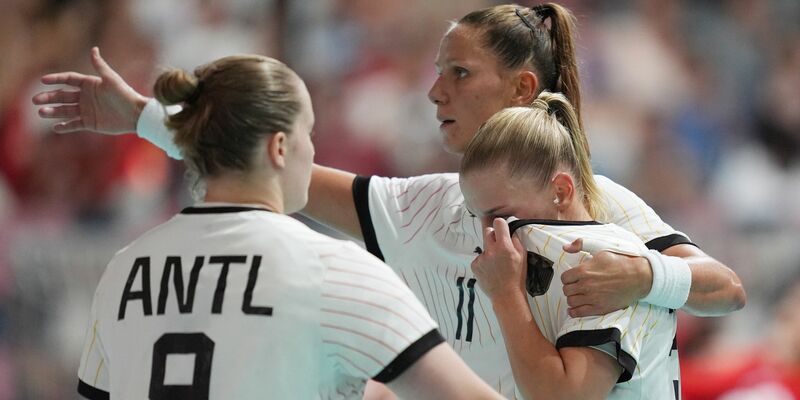 Die deutschen Handballerinnen halten gegen Dänemark lange gut mit. - Foto: Marcus Brandt/dpa