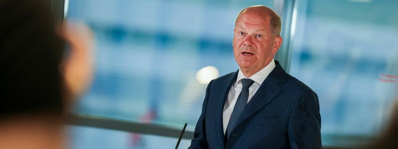 Keine leichte Entscheidung: Bundeskanzler Olaf Scholz (SPD) verteidigt den Gefangenaustausch mit Russland bevor er einige der Rückkehrer am Flughafen persönlich trifft.  - Foto: Christoph Reichwein/dpa-Pool/dpa