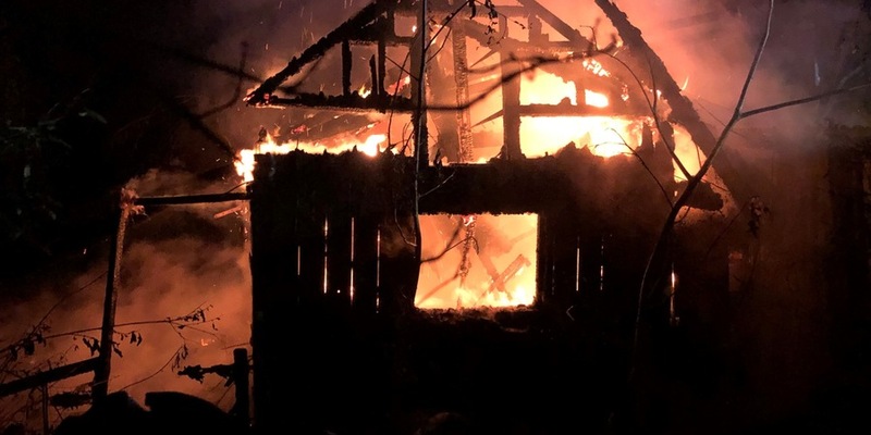 FW Minden: Gartenlaubenbrand am Südfriedhof - Foto: presseportal.de