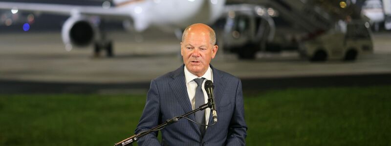 Bundeskanzler Scholz nimmt die Freigelassenen am Flughafen Köln/Bonn in Empfang. - Foto: Christoph Reichwein/dpa-Pool/dpa