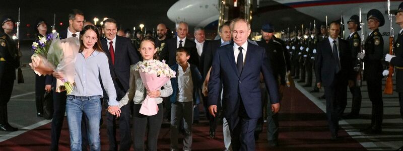 Russlands Präsident Putin nimmt die Freigelassenen persönlich am Flughafen in Empfang. - Foto: Kirill Zykov/Pool AP/AP