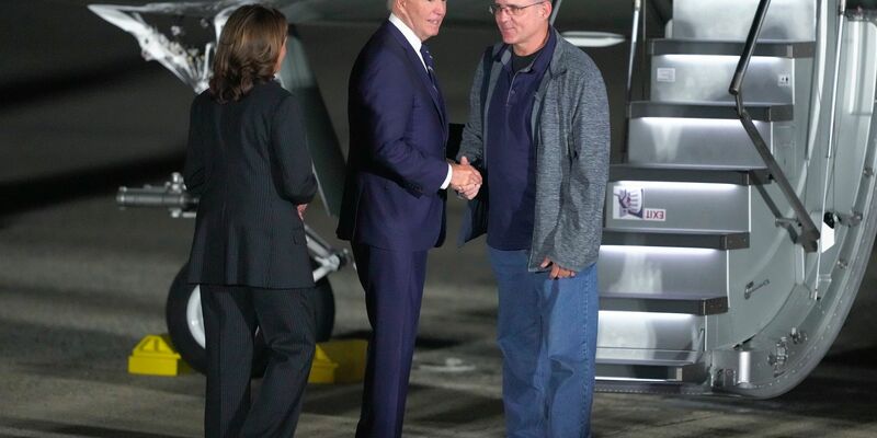 US-Präsident Joe Biden und Vizepräsidentin Kamala Harris begrüßen Paul Whelan. - Foto: Manuel Balce Ceneta/AP/dpa