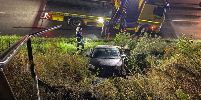 FF Olsberg: Fahrzeug durchschlägt Geländer und rutscht Böschung hinunter - Foto: presseportal.de