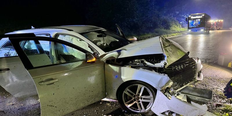 FW Marienheide: PKW prallt gegen Baum - Verkehrsunfall fordert drei Verletzte - Foto: presseportal.de