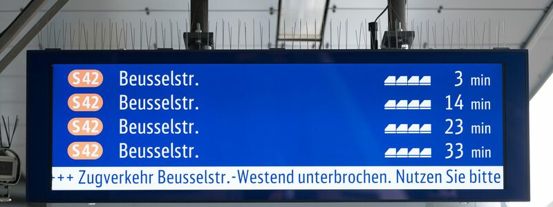 Die Ringbahn ist unterbrochen.  - Foto: Sebastian Gollnow/dpa