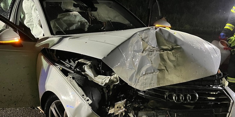 POL-GM: Auto kollidiert mit Baum - Drei Leichtverletzte - Foto: presseportal.de