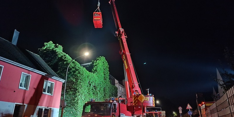 FW-DO: Nicht alltäglicher Einsatz für die Feuerwehr - Hauswand musste noch in der Nacht von Efeu befreien - Foto: presseportal.de