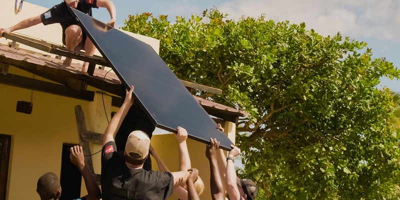 Solar-Partner unterstützen Neugeborene und Mütter in Afrika mit solarbetriebener Frischwasserinstallation - Foto: presseportal.de