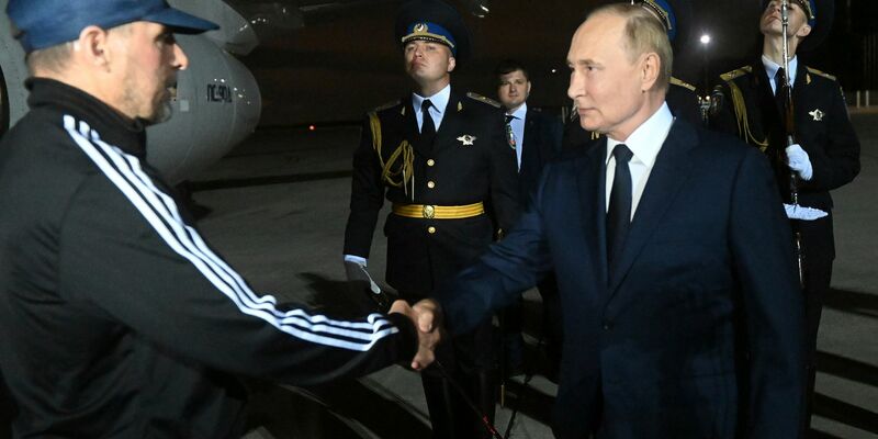 Nach der Rückkehr von im Westen verurteilten Straftätern will Russland weitere Gefangene etwa aus den USA freibekommen. - Foto: Mikhail Voskresensky/Sputnik Kremlin Pool via AP/dpa