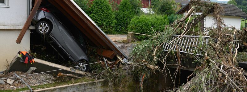 Autos nach dem Unwetter in dem Trendelburger Stadtteil Gottsbüren. - Foto: Swen Pförtner/dpa