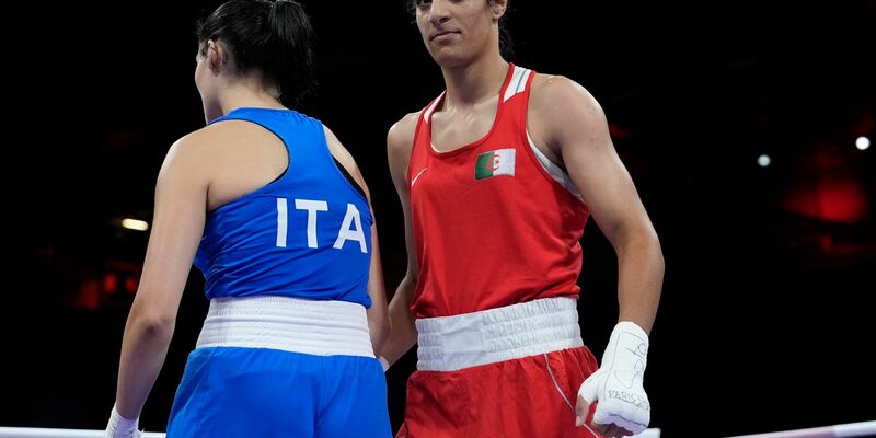 Boxerin Imane Khelif (r) wird im Internet angefeindet. - Foto: John Locher/AP