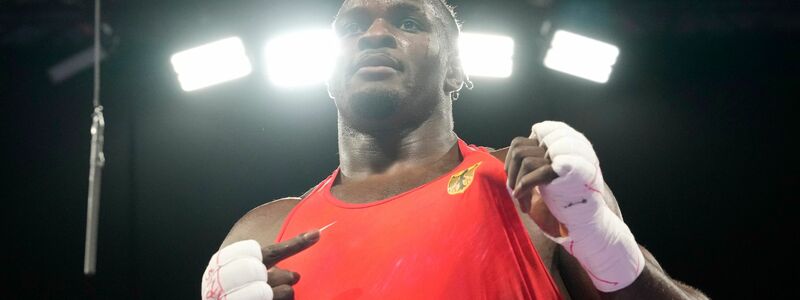 Olympia-Boxer Nelvie Tiafack hat Grund zur Freude: Er hat eine Medaille sicher. - Foto: Ariana Cubillos/AP/dpa