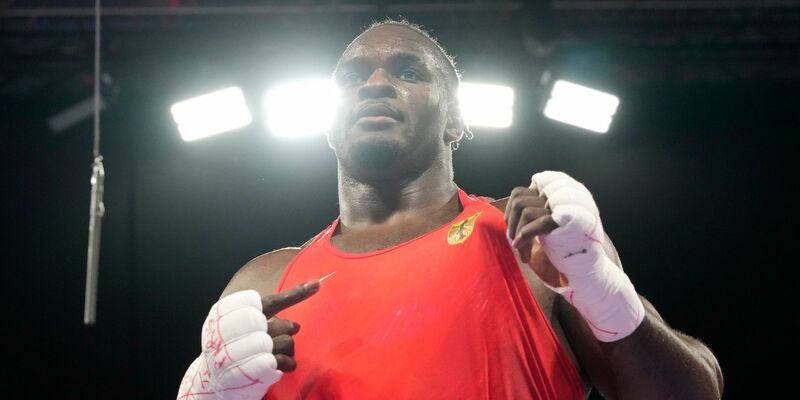 Olympia-Boxer Nelvie Tiafack hat Grund zur Freude: Er hat eine Medaille sicher. - Foto: Ariana Cubillos/AP/dpa