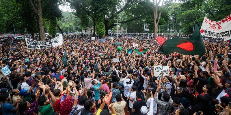 Militärangehörige stehen vor einem großen Porträt von Premierministerin Sheikh Hasina. Sie gilt als autokratisch regierende Premierministerin. - Foto: Rajib Dhar/AP/dpa