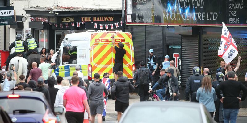 Polizisten wurden mit Steinen und Bierdosen beworfen. - Foto: Scott Heppell/PA Wire/dpa