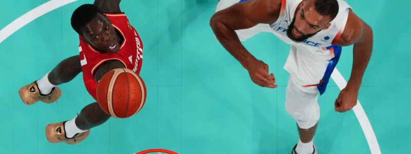 Dennis Schröder (l.) und die deutschen Basketballer spielten sich in einen Rausch. - Foto: Brian Snyder/Pool Reuters/AP