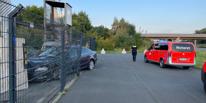 FW Lehrte: Unfall auf der A2 PKW steckt im Zaun - Foto: presseportal.de