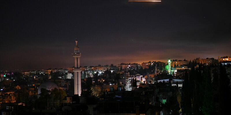 Syrische Luftabwehr im Einsatz: Zeitgleich mit dem Angriff auf den Iran feuerte Israel syrischen Medienberichten zufolge auch Raketen auf Syrien ab. (Archivbild) - Foto: -/Xinhua/dpa