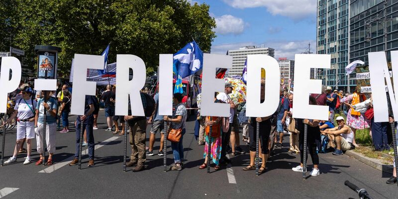 Friedenstauben und Peace-Zeichen waren bei der «Querdenker»-Demonstration in Berlin an vielen Stellen zu sehen. - Foto: Carsten Koall/dpa