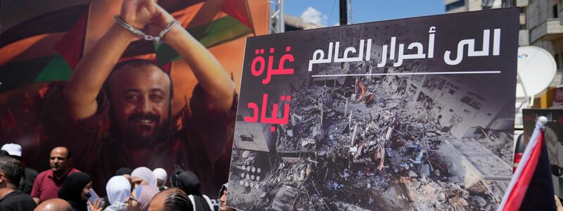 In Ramallah im Westjordanland demonstrieren Bürger gegen den Krieg Israels im Gazastreifen.  - Foto: Nasser Nasser/AP/dpa