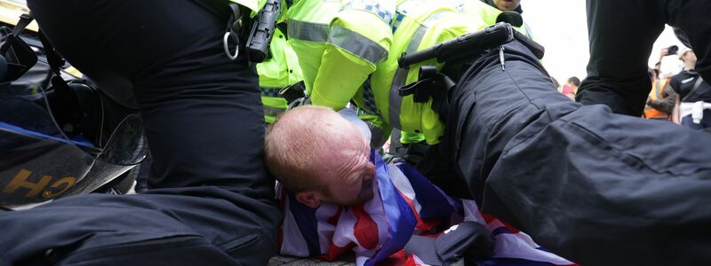 Es gab massive Angriffe gegen Polizisten. - Foto: James Speakman/PA Wire/dpa