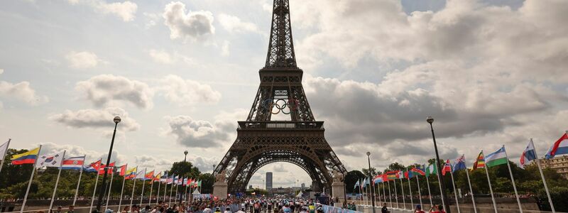 Das Feld des olympischen Straßenrennens am Eiffelturm - Foto: Tim de Waele/Pool Getty/AP/dpa