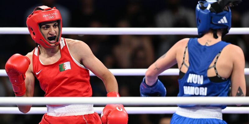 Algerische Fans feuern die Boxerin Khelif an. - Foto: Sina Schuldt/dpa