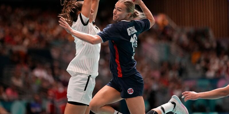 Gegen Norwegen jubeln Antje Döll und das DHB-Team lediglich in der Anfangsphase. - Foto: Aaron Favila/AP/dpa
