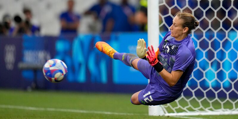Ab ins Halbfinale: Torhüterin Ann-Katrin Berger  - Foto: Julio Cortez/AP