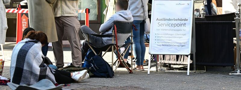 Schon vor der Gesetzesänderung mussten Menschen teilweise, so wie hier in Stuttgart, bei den Ausländerbehörden lange warten. Grund sind Personalengpässe und die zahlreichen Reformen der vergangenen Monate im Ausländer- und Aufenthaltsrecht. (Archivbild) - Foto: Bernd Weißbrod/dpa