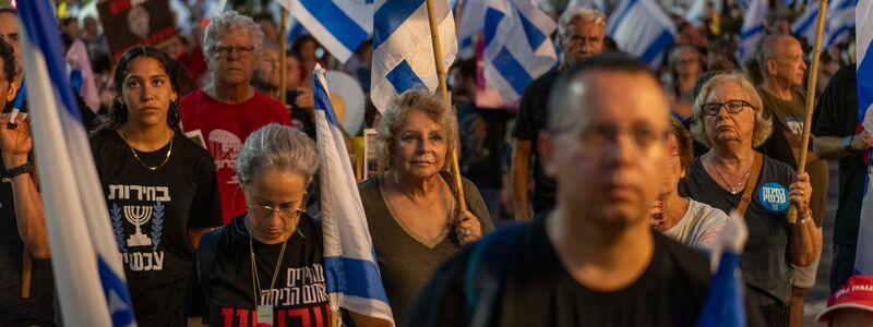 Isarelis demonstrieren in Haifa gegen die Blockadehaltung von Regierungschef Netanjahu bei den Geiselverhandlungen.  - Foto: Ilia Yefimovich/dpa