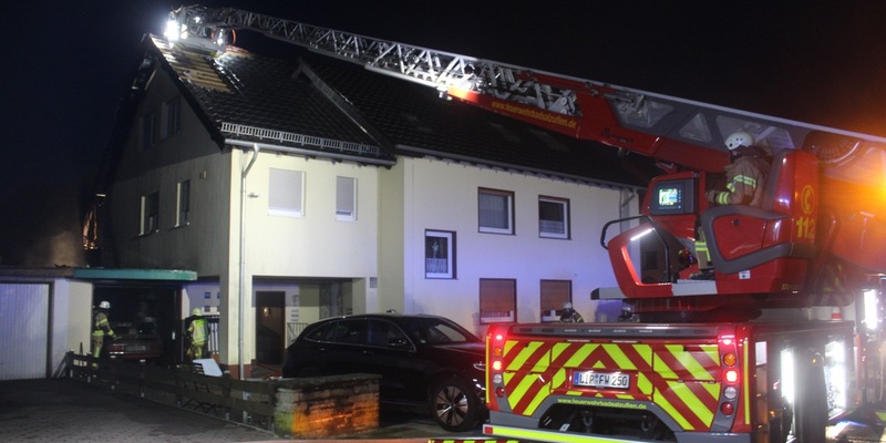 FF Bad Salzuflen: Feuer greift von Schuppen auf Dachstuhl über / 50 Einsatzkräfte bekämpfen einen Brand eines Mehrfamilienhauses am Adlerweg. Verletzt wird niemand - Foto: presseportal.de