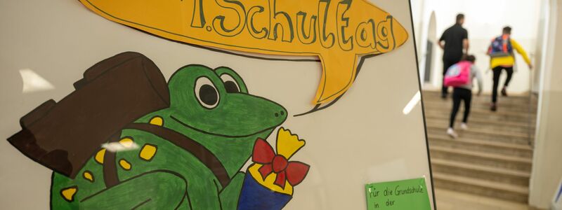 Zum Schulanfang kommen nicht immer alle Kinder zurück in die Schule - manche strecken ihre Ferienzeit durch Krankmeldung. (Symbolbild) - Foto: Peter Kneffel/dpa